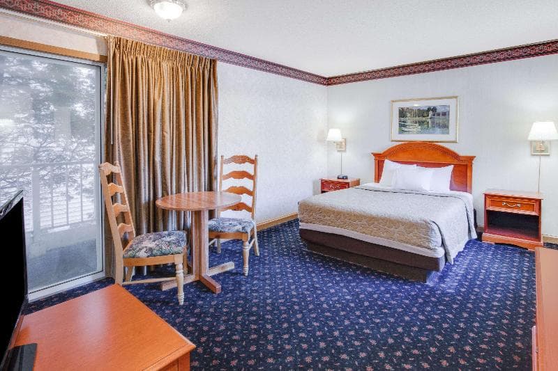 Super 8 by Wyndham Mackinaw City/Beachfront Area 2