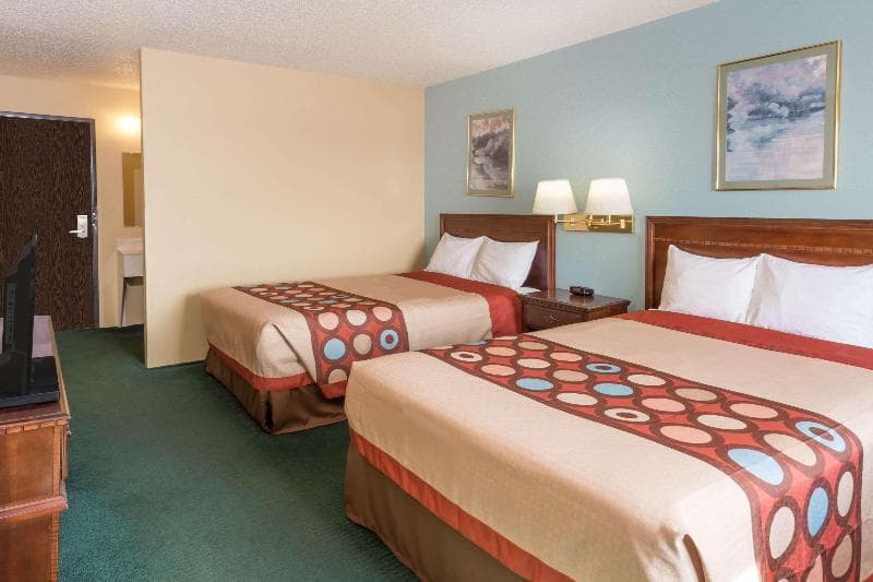 Super 8 by Wyndham Woodstock photo 1