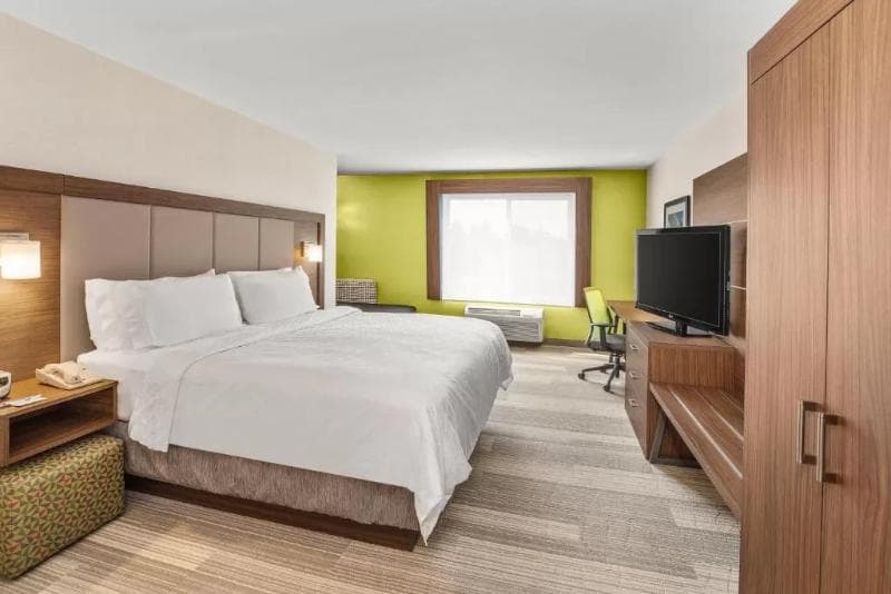 Holiday Inn Express & Suites Tacoma 4