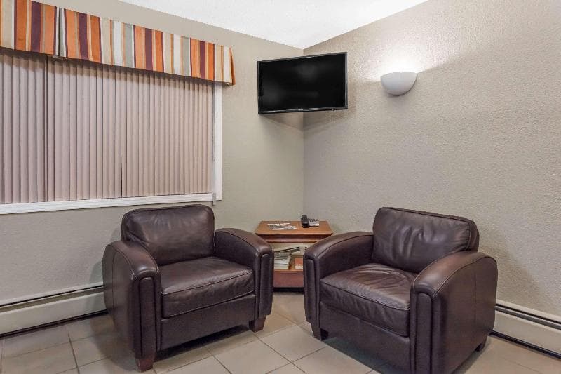 Super 8 By Wyndham Stettler 5