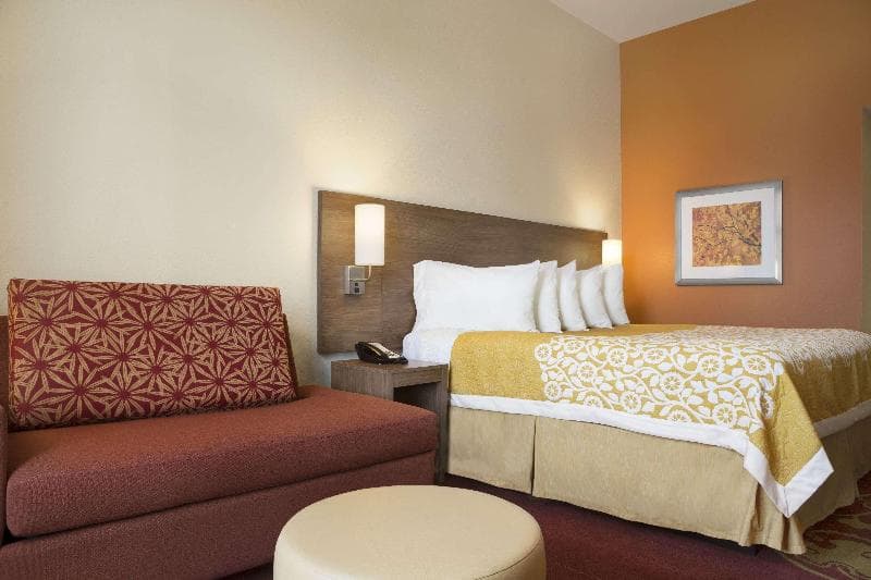 Days Inn & Suites by Wyndham Belmont 4