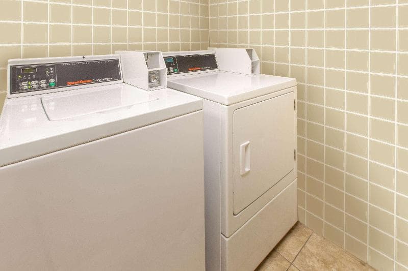Days Inn & Suites By Wyndham Madison Heights 2