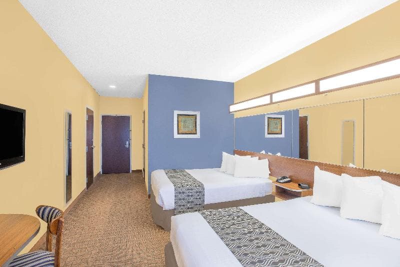 Microtel Inn & Suites by Wyndham Chili/Rochester Airport 5