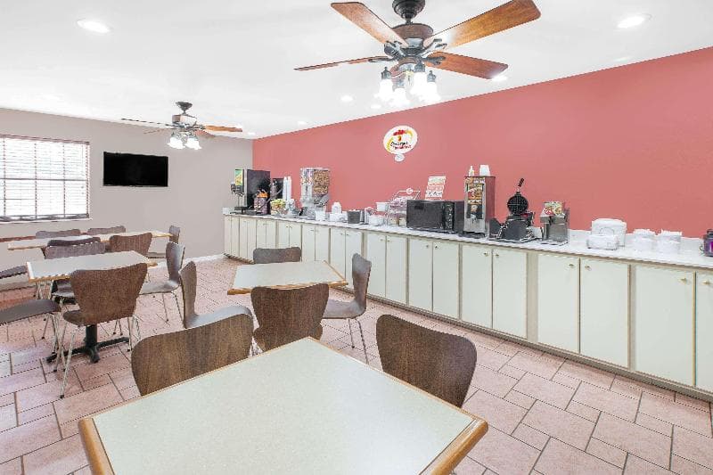 Super 8 by Wyndham Lowell/Bentonville/Rogers Area 2