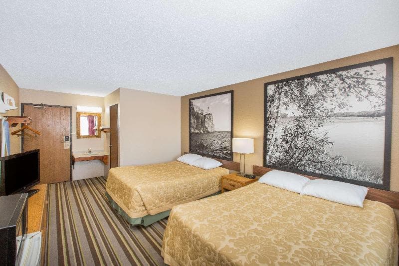 Super 8 By Wyndham Blue Earth 4
