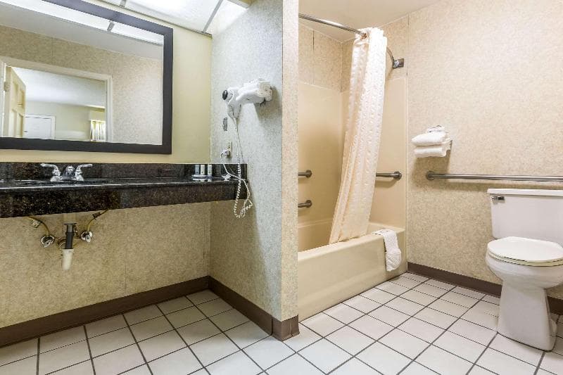 Quality Inn & Suites Near Lake Oconee 2