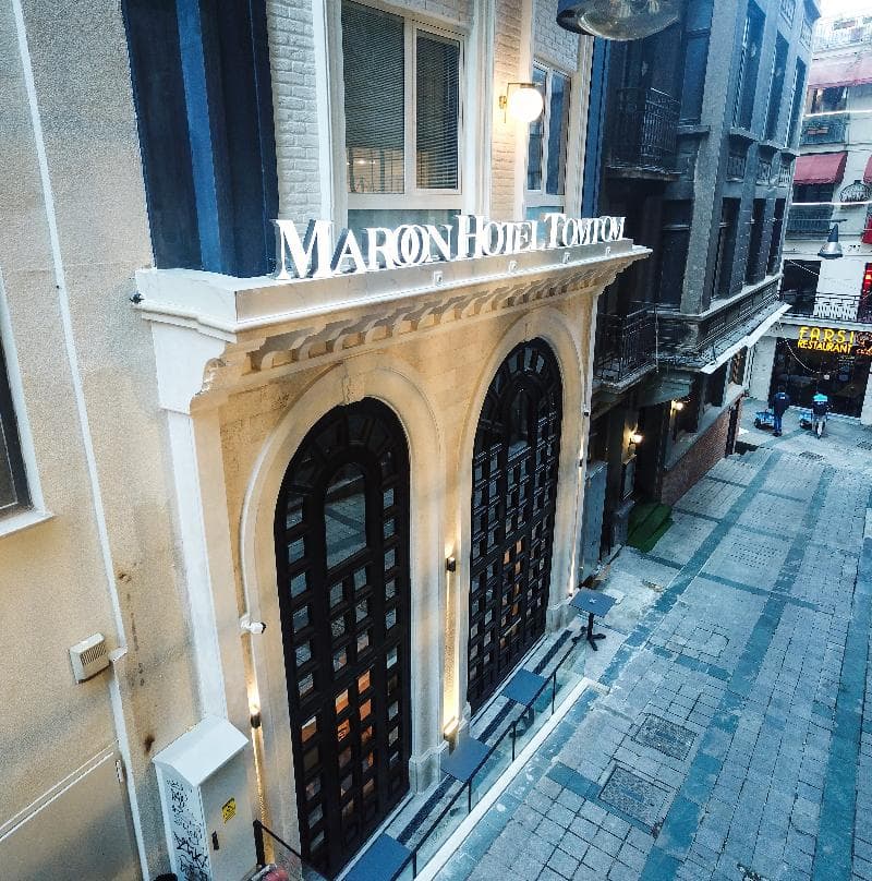 Maroon Hotel Tomtom 2