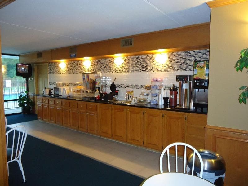 Americas Best Value Inn Roland Hotel photo 1