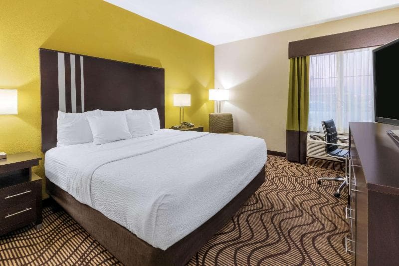 La Quinta Inn & Suites by Wyndham Artesia 4