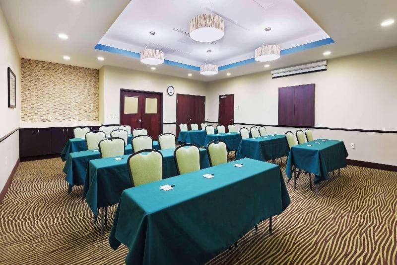 La Quinta Inn & Suites by Wyndham Floresville photo 1