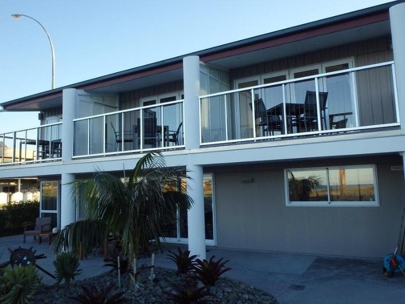 Bailey's At The Beach Motel 5