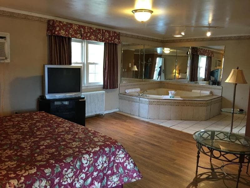 Golden Circle Inn & Suites main