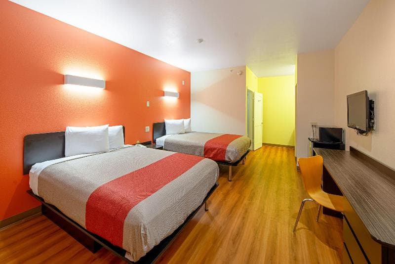 Motel 6 Rhome 4
