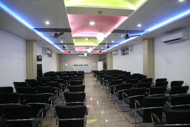 Hotel Dhanraj Palace main