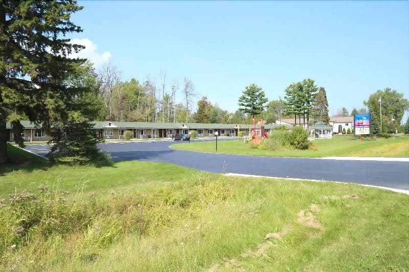 Crows Nest Inn Tawas 4