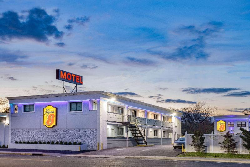 Super 8 by Wyndham Lindenhurst 3