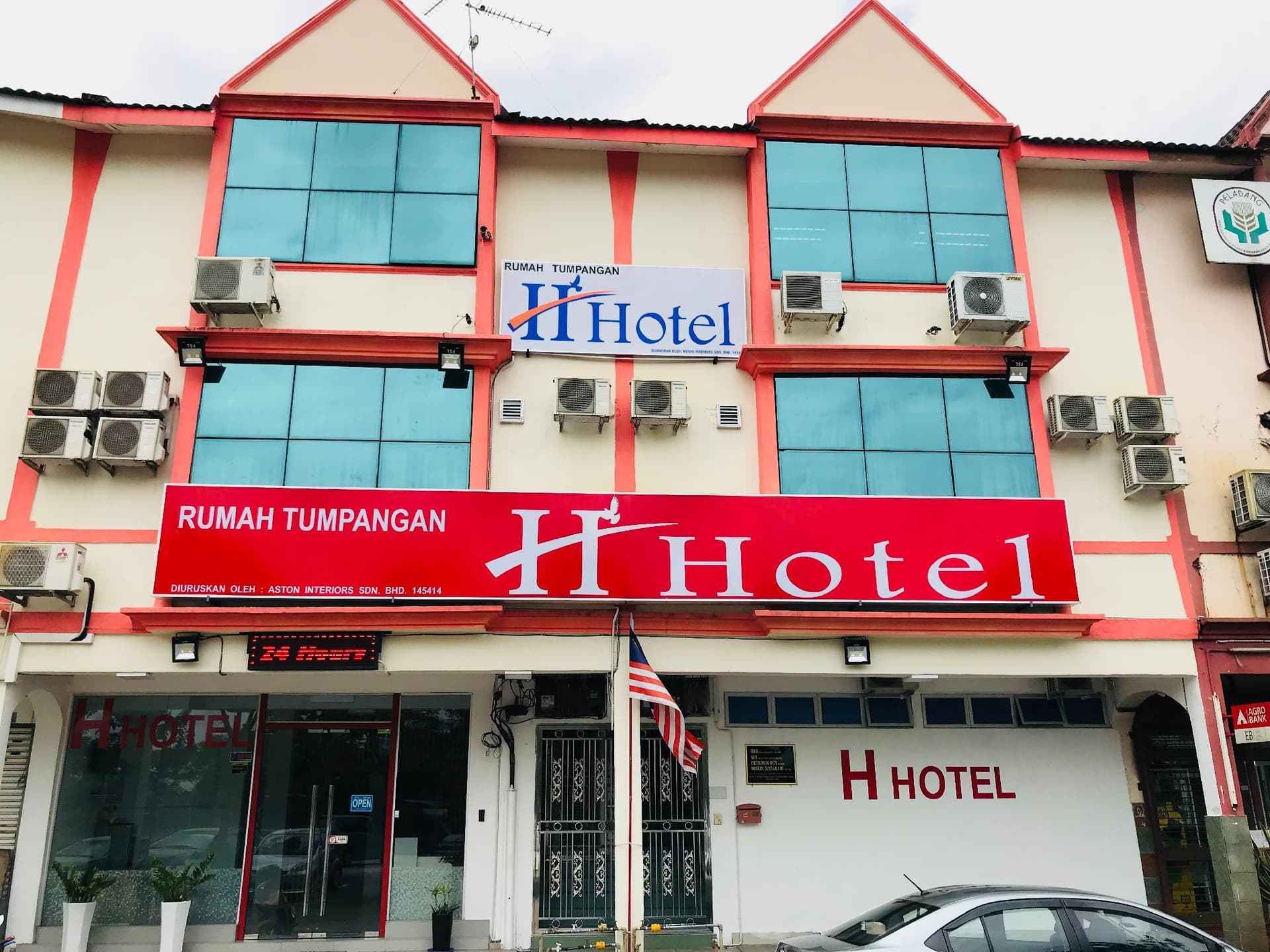 H Hotel main