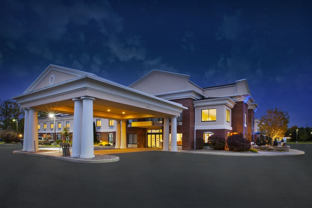 Holiday Inn Express & Suites Rochester-Victor main