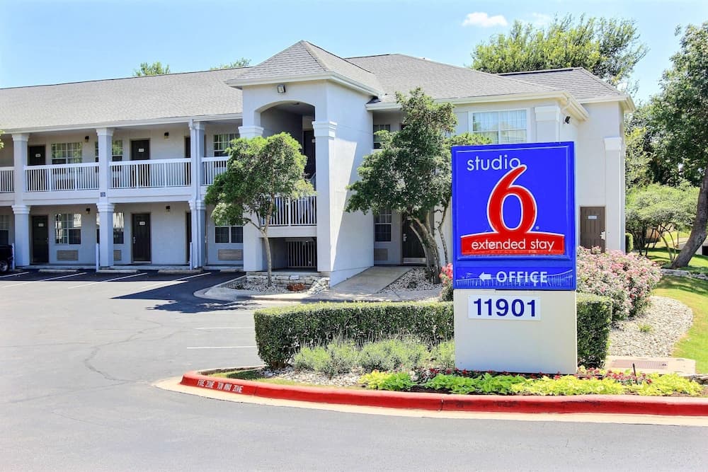 Studio 6 Austin Northwest