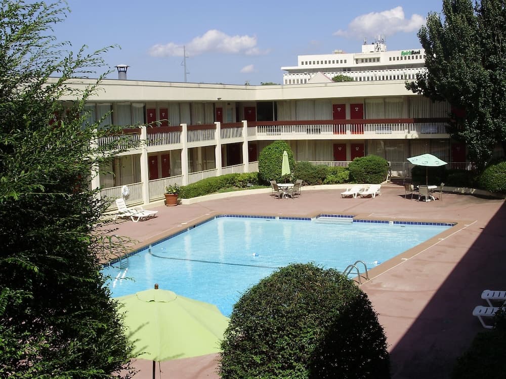 Trade Winds Central Inn main