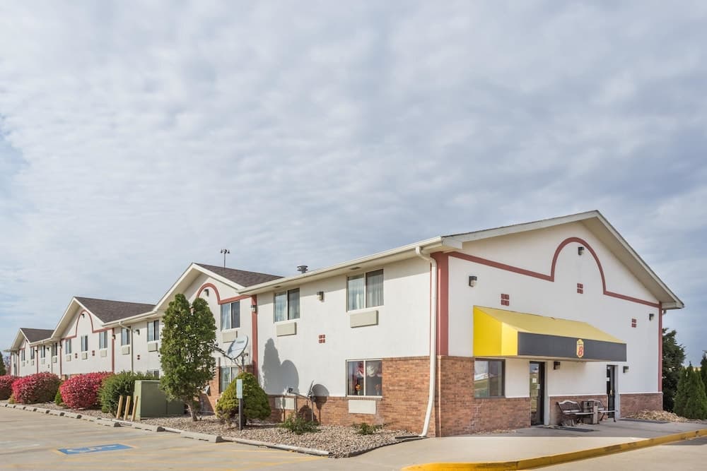 Super 8 By Wyndham Pontiac main