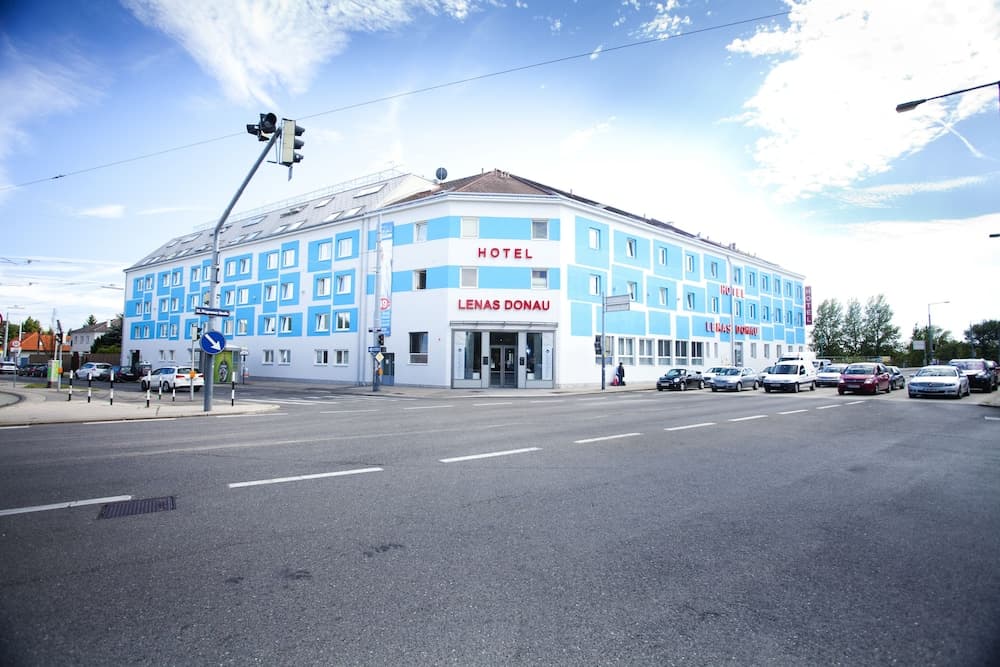 Lenas Donau Hotel main