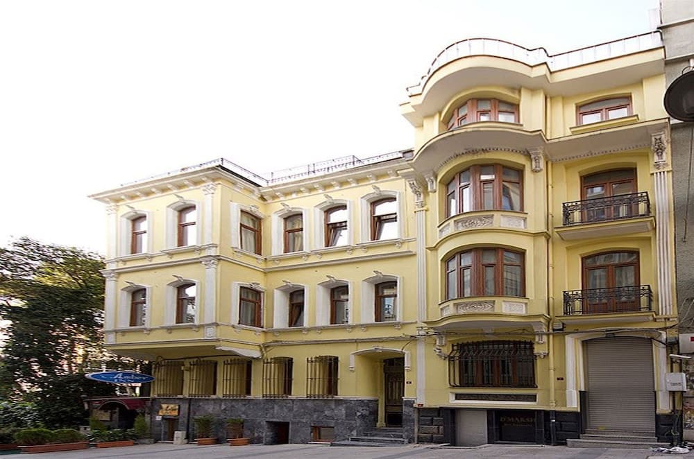 Hotel New House main