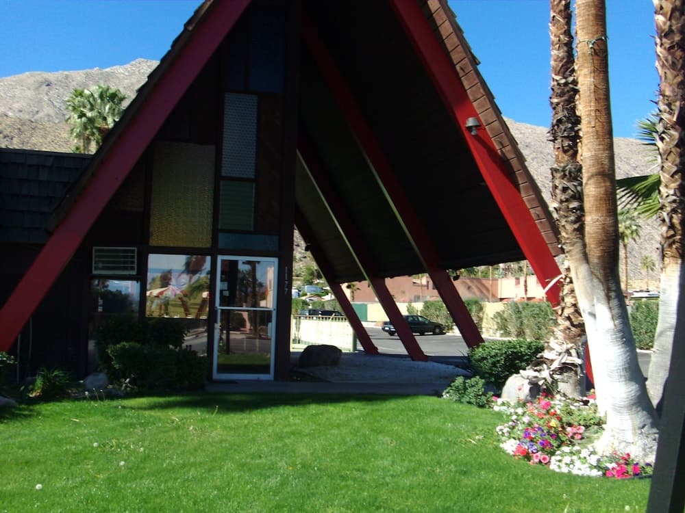 Desert Lodge main