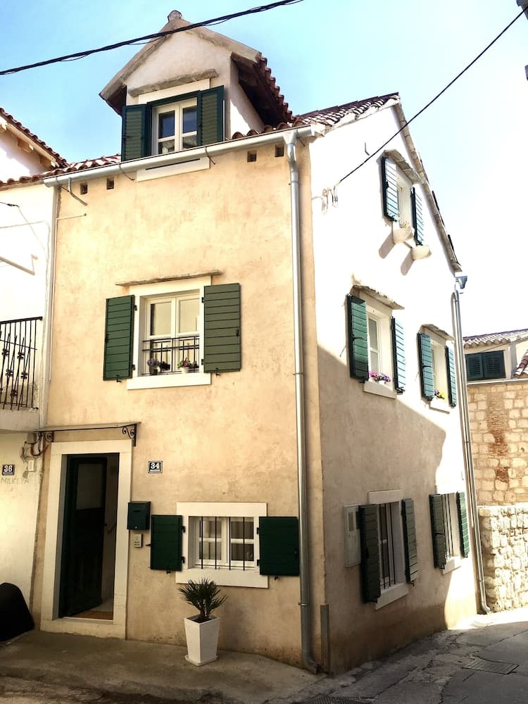 Villa Daky main
